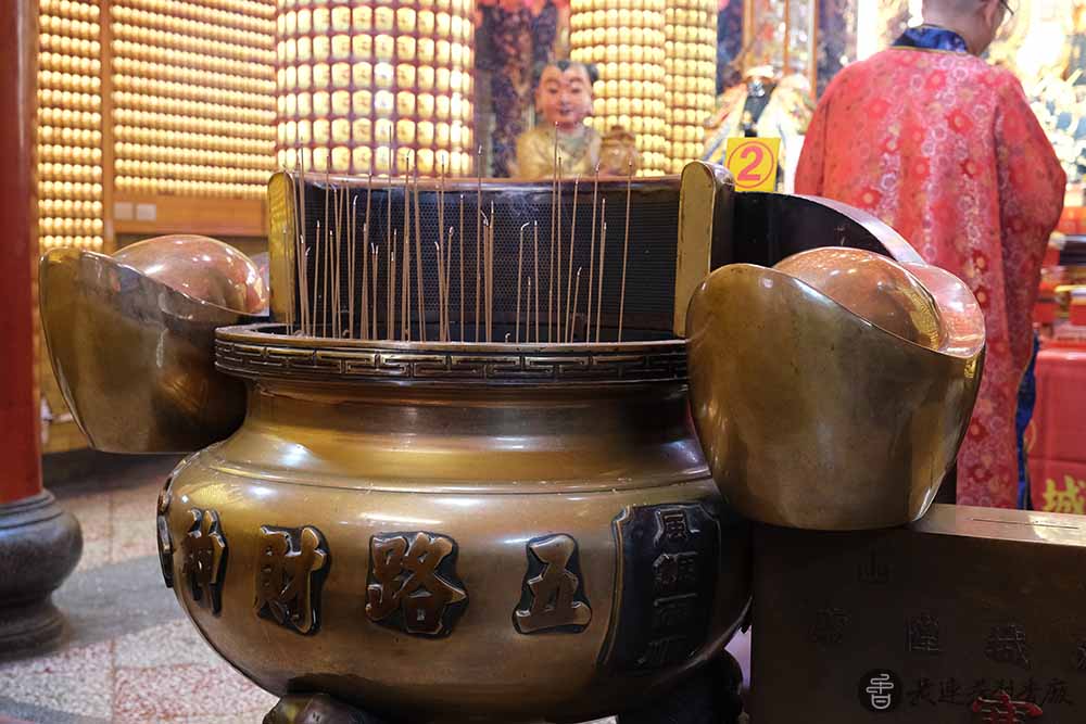 松山霞海城隍廟最靈驗的招財流程